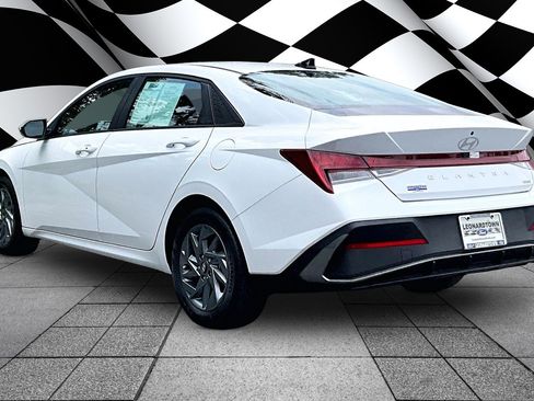 Used 2025 Hyundai Elantra Hybrid FWD image 12