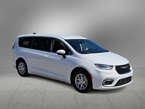 Used 2023 Chrysler Pacifica Touring-L image 2