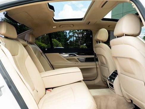 Used 2018 BMW 740i RWD image 39