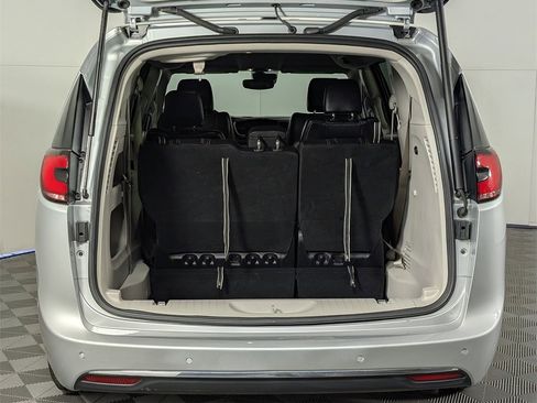 Used 2024 Chrysler Pacifica Touring-L image 7