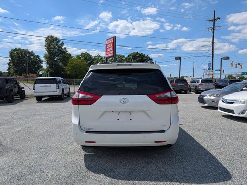 Used 2020 Toyota Sienna XLE w/ XLE Navigation Package FWD image 8