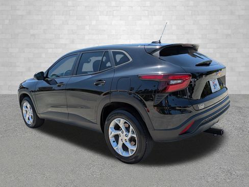 Used 2024 Chevrolet Trax LS w/ LS Convenience Package FWD image 4