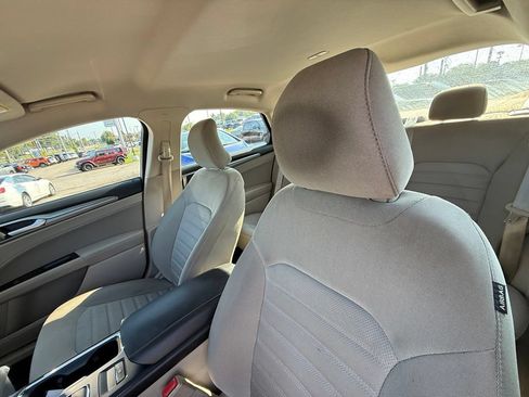 Used 2019 Ford Fusion SE FWD image 13
