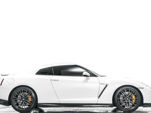 Used 2021 Nissan GT-R Premium AWD/4WD image 2