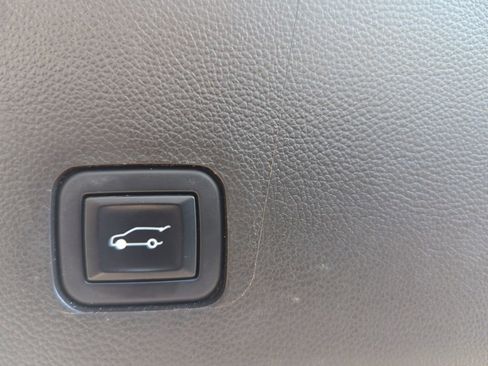 Used 2022 Chevrolet Traverse LT FWD image 13