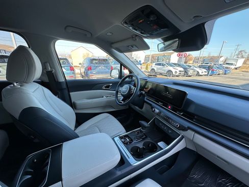 New 2026 Kia Carnival EX FWD image 34
