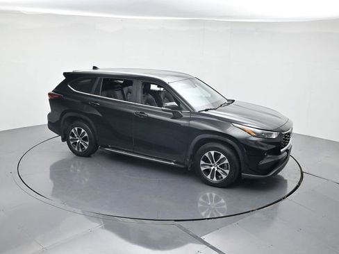 Used 2024 Toyota Highlander XLE AWD/4WD image 47
