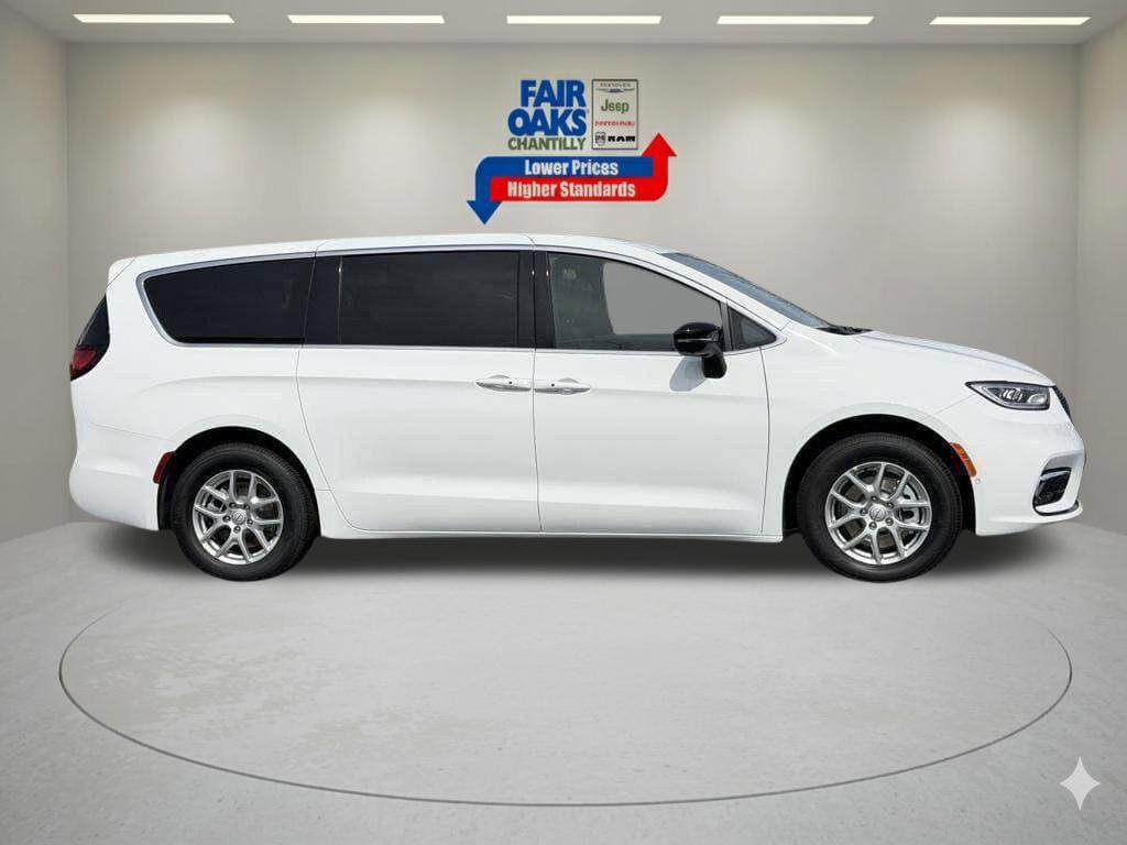 New 2026 Chrysler Pacifica Select FWD image 4