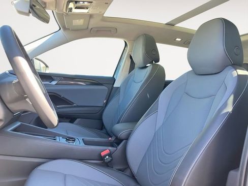 New 2025 Volkswagen Tiguan SE image 9