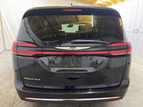 Used 2023 Chrysler Pacifica Touring-L image 7