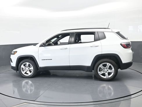 Used 2023 Jeep Compass Latitude image 3