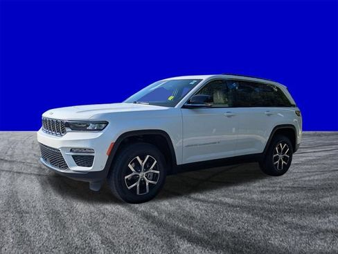 Used 2025 Jeep Grand Cherokee Limited w/ Luxury Tech Group II AWD/4WD image 8