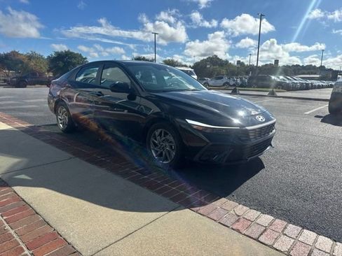 Used 2025 Hyundai Elantra Hybrid FWD image 3