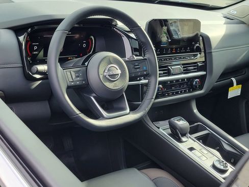 New 2025 Nissan Pathfinder Platinum image 4
