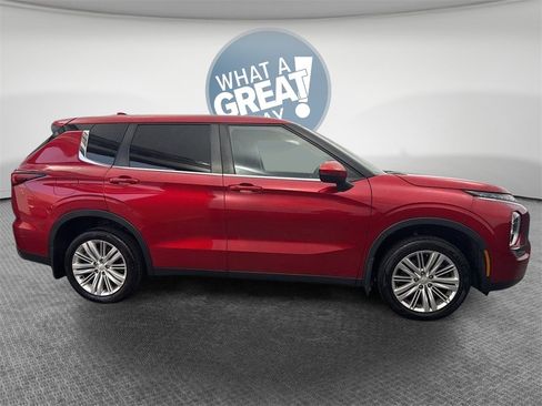 Used 2022 Mitsubishi Outlander ES image 2