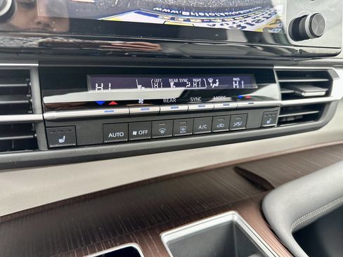 Used 2022 Toyota Sienna XLE image 28