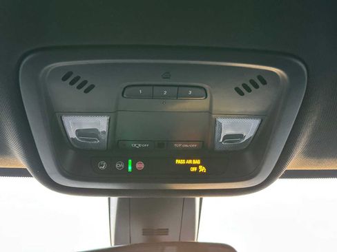 Used 2022 Chevrolet Traverse LT image 32