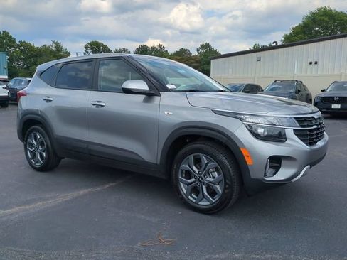 Used 2026 Kia Seltos LX FWD image 2