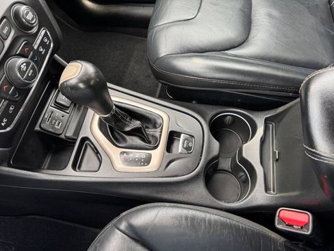 Used 2017 Jeep Cherokee Limited FWD image 25