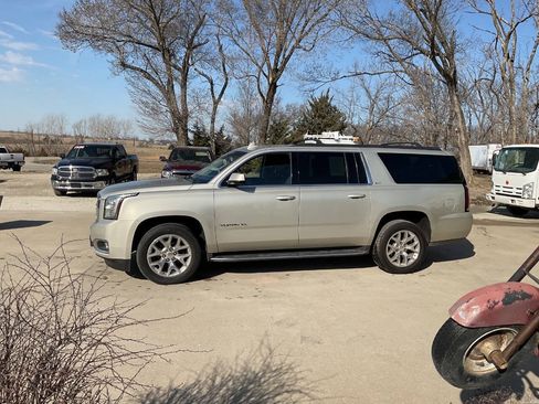Used 2015 GMC Yukon XL SLT w/ Open Road Package AWD/4WD image 3
