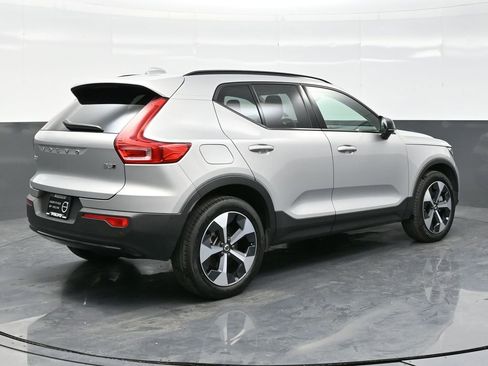 Used 2024 Volvo XC40 B5 Plus image 7