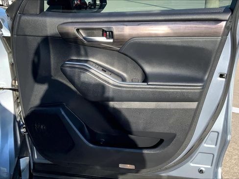 Used 2021 Toyota Highlander Limited image 23