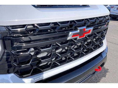 Used 2024 Chevrolet Silverado 2500 ZR2 w/ Technology Package image 31