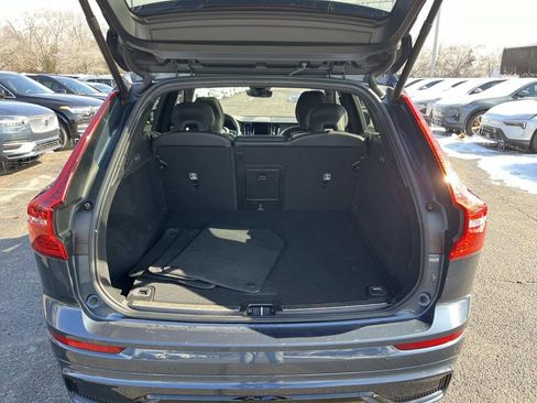 Used 2022 Volvo XC60 B5 R-Design w/ Climate Package image 12