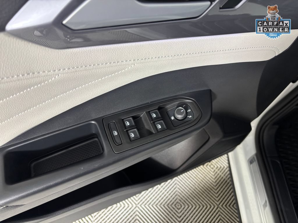 Used 2025 Volkswagen Taos SEL AWD/4WD image 13