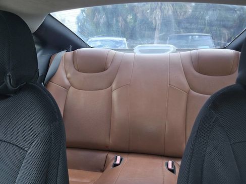 Used 2010 Hyundai Genesis 3.8 image 3