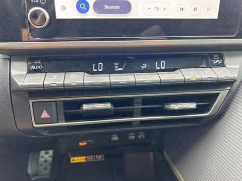 Used 2025 Toyota Camry SE w/ Convenience Package FWD image 14