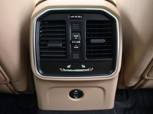 Certified 2026 Porsche Macan AWD/4WD image 8