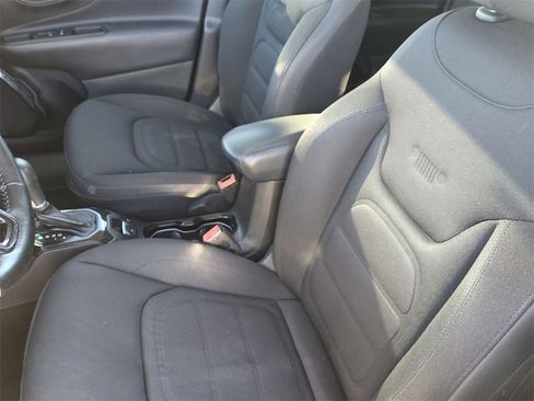 Used 2016 Jeep Renegade Latitude image 24