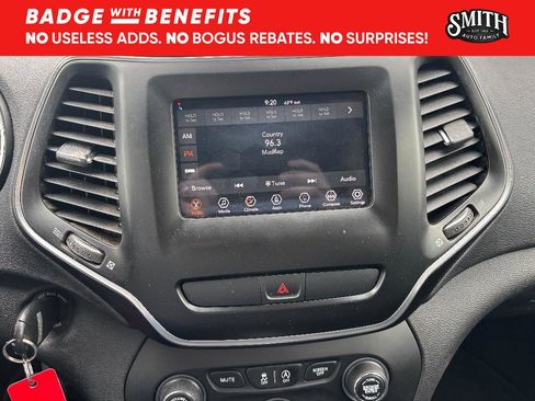 Used 2019 Jeep Cherokee Latitude w/ Popular Appearance Group FWD image 17
