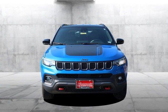 Used 2025 Jeep Compass Trailhawk w/ Trailer Tow Group AWD/4WD image 4