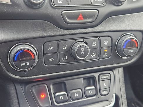 Used 2021 GMC Terrain SLT image 25