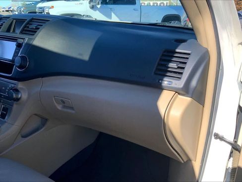 Used 2013 Toyota Highlander SE image 19
