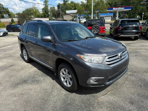 Used 2012 Toyota Highlander 4WD w/ Tech Pkg image 2