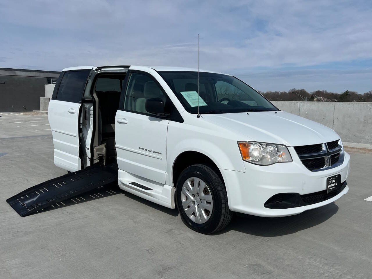 Used 2014 Dodge Grand Caravan SE w/ Quick Order Package 29E SE FWD image 4