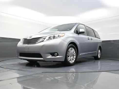 Used 2015 Toyota Sienna XLE w/ XLE Navigation Package image 23