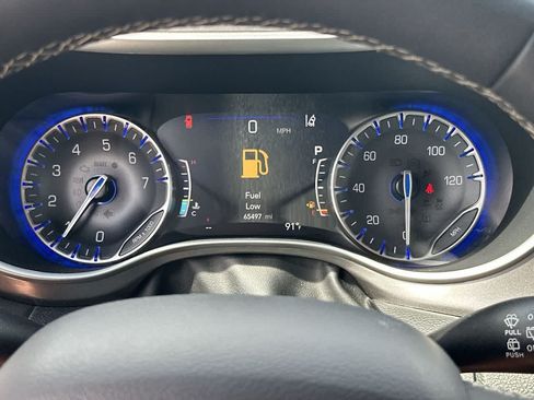 Used 2024 Chrysler Pacifica Touring-L FWD image 30