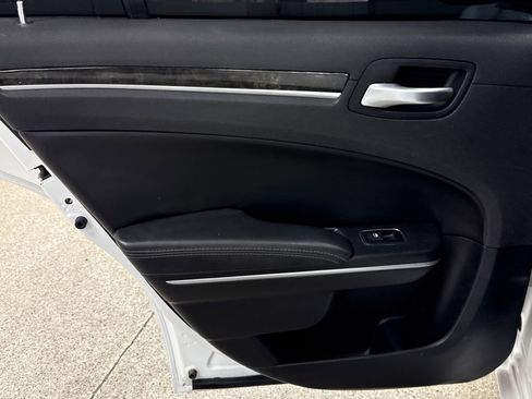Used 2019 Chrysler 300 Limited image 17