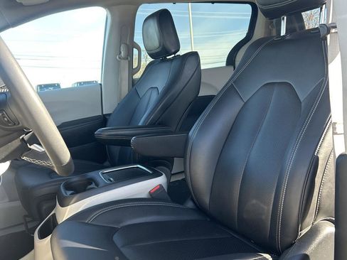 Used 2024 Chrysler Pacifica Touring-L image 8