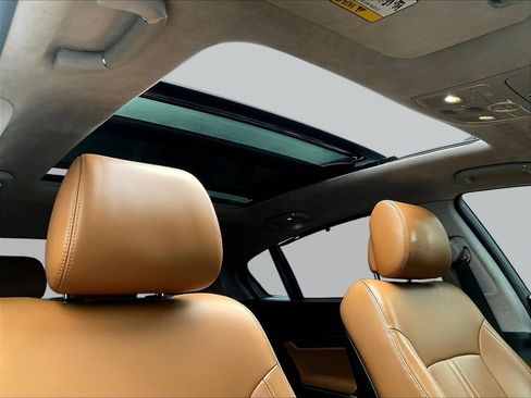 Used 2017 Kia K900 Luxury w/ VIP Package RWD image 23