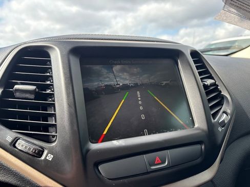 Used 2017 Jeep Cherokee Latitude image 20