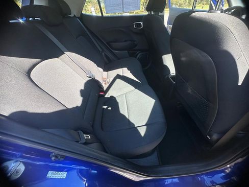 Used 2021 Hyundai Venue SE image 11