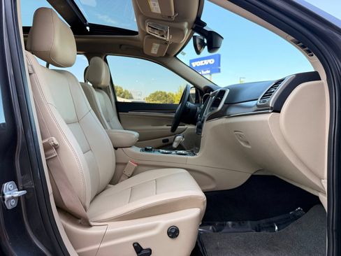 Used 2017 Jeep Grand Cherokee Limited w/ Luxury Group II AWD/4WD image 25