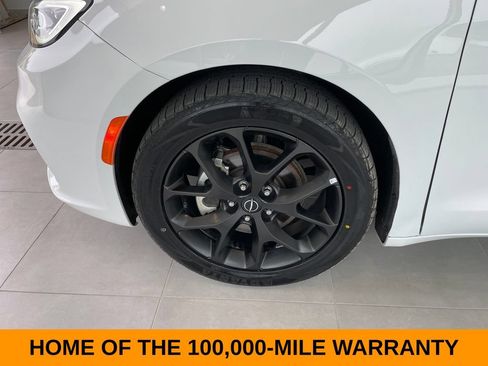 Used 2025 Chrysler Pacifica Limited FWD image 25