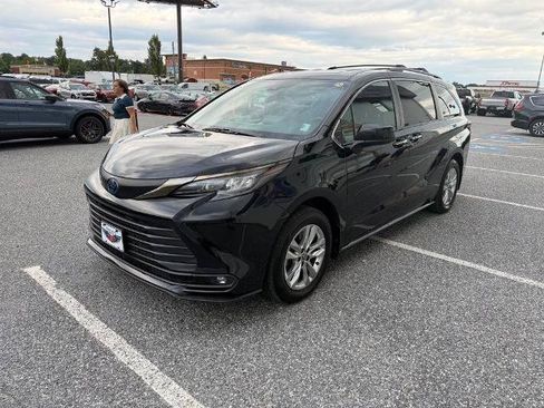 Used 2022 Toyota Sienna XLE Woodland Edition AWD/4WD image 4