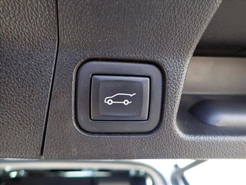 Used 2023 GMC Acadia SLT image 9